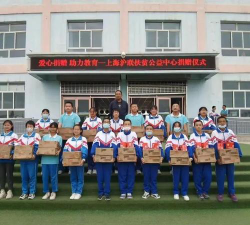 小镇中学阅读区