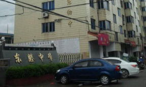 临海市东塍镇中学阅读区