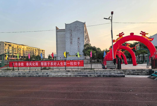 凤凰镇荣丰小学阅读区