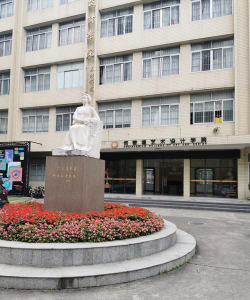 何香凝纪念学校阅读区