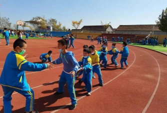 岚山区巨峰中心小学阅读区