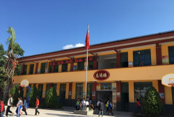 泸西县中枢镇烟光哨小学阅读区