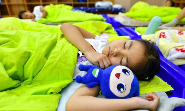 小的睡幼儿园阅读区