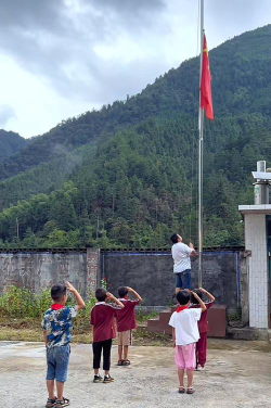 巴州区龙背乡中心小学阅读区