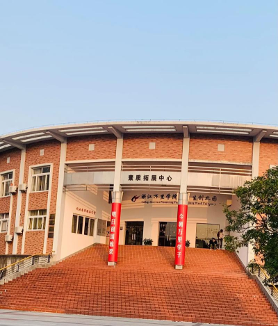 宁波市万里国际学校阅读区