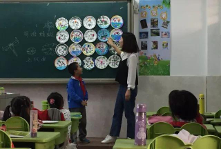 新兴县东成镇东瑶小学阅读区