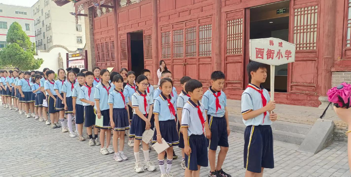 山东济南市官扎营西街小学阅读区