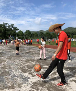 新兴县里洞镇中心小学阅读区