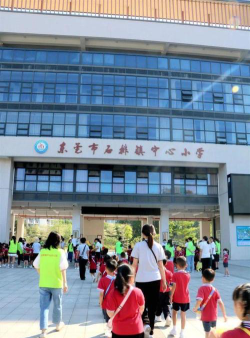 东莞市石排东江小学阅读区