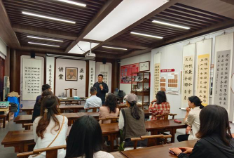 浦江抱纬斋书画培训有限公司阅读区