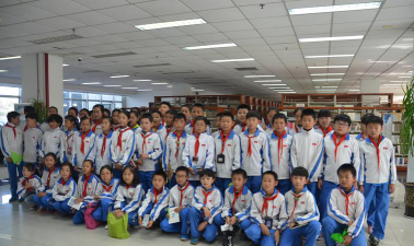 青岛市经济技术开发区富春江路小学阅读区