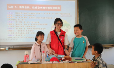 弥渡县红岩镇史近完全小学阅读区