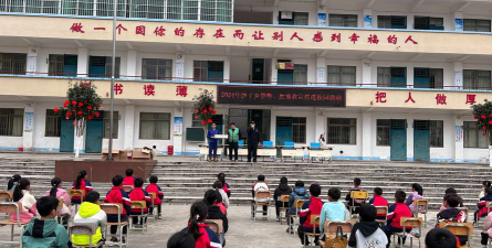 雷州市覃斗镇流沙学校阅读区
