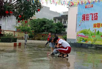 马山县周鹿镇双联中心小学阅读区