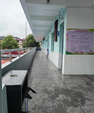 营山县骆市完全小学校阅读区