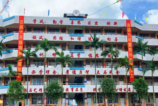 江门市古井镇霞路学校(中学部)阅读区