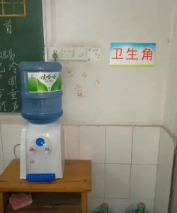 重庆市万州区高峰中心小学阅读区
