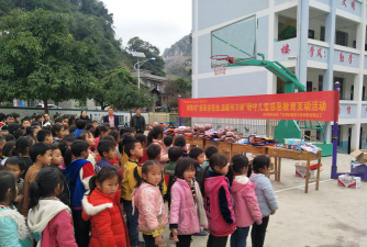 万州区响水中心小学青林村小阅读区