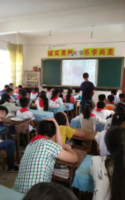 渠县平安乡中心小学阅读区