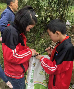 名山县解放乡中心小学阅读区