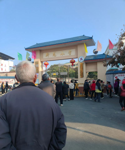 万州区太龙中心小学龙门村小阅读区