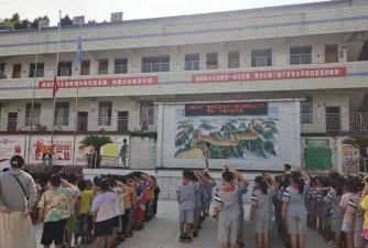 荥经县烈士乡中心小学阅读区