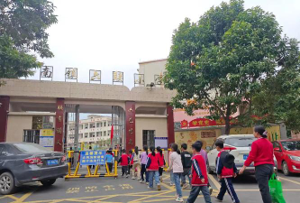 石南镇六联小学阅读区