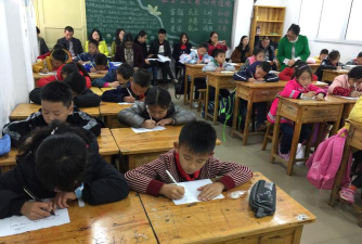 黔江区小南海镇中心小学校阅读区