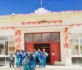 色达县年龙乡中心小学阅读区