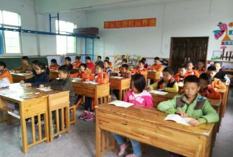岳池县鱼峰乡临碑匾村小学班阅读区