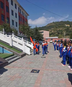 鲁沙尔镇第一小学阅读区