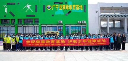 广宁县何楮铭纪念中学阅读区