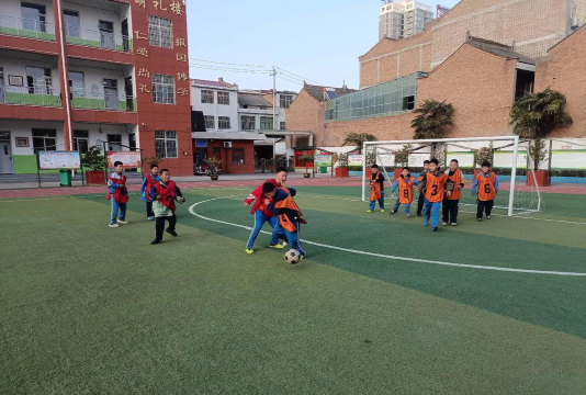 同德县逸夫民族完小阅读区