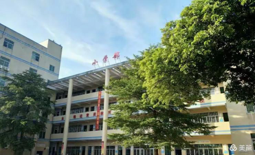 镇隆爱华学校阅读区