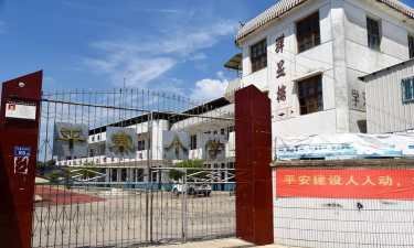 六枝特区平寨镇一小阅读区