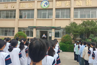 阳城镇中学阅读区
