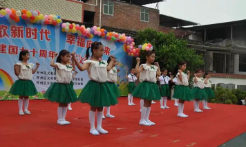 鱼龙中心小学阅读区