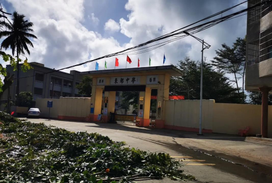 东郊中学阅读区