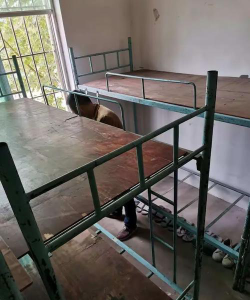 资阳市雁江区临江镇老鹰初级中学阅读区
