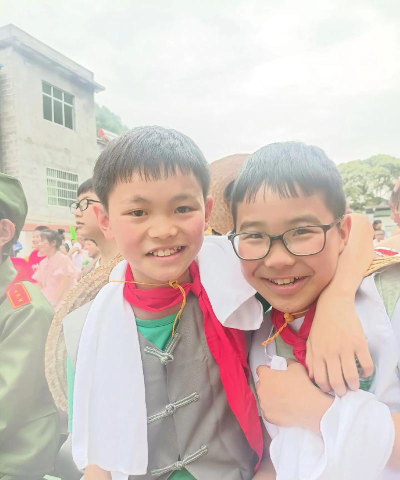 龙里县龙山镇余下小学阅读区