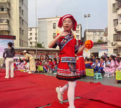三都县都江镇上江民族小学阅读区