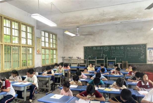 衡东县高湖镇完小阅读区