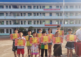 祁东县鸟江镇中心小学阅读区