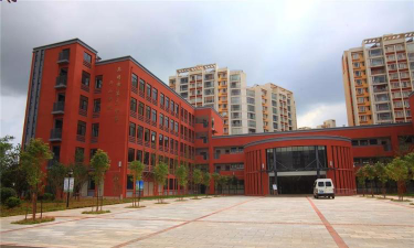 西山区德亨学校中学部阅读区