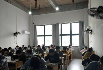 石阡县聚凤中学阅读区