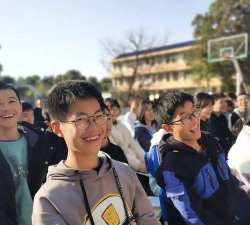 东湖塘镇西冲山中学阅读区