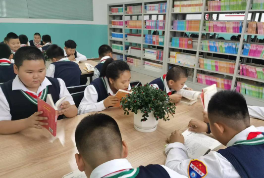 绥化市雷锋小学阅读区