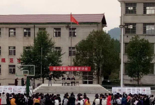 潭府乡中学阅读区