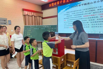 东莞市常平袁山贝小学阅读区