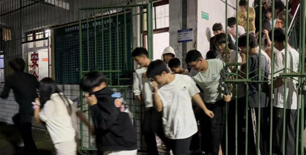 洞口县石江镇青龙中学阅读区